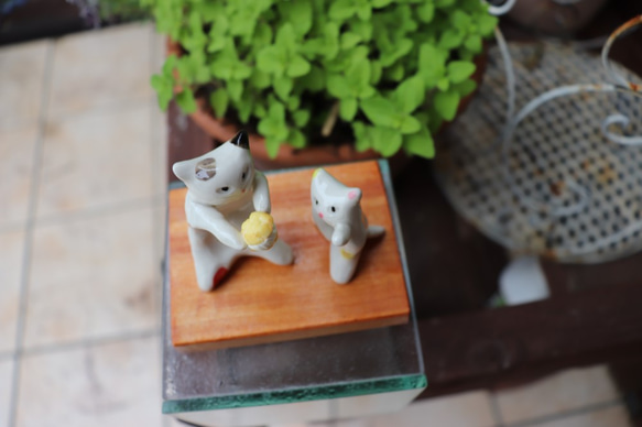 猫の親子　『ショークリームあげる』　ペア猫　白磁土で作った陶器の猫 6枚目の画像