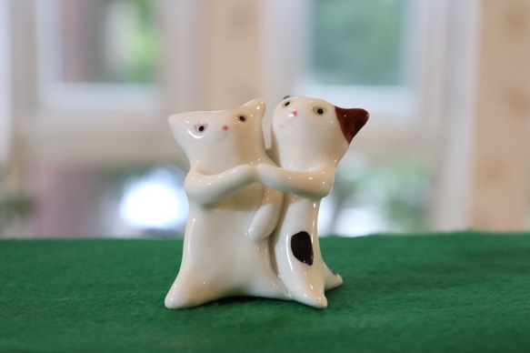 Shall We Dance?　ペア猫　白磁の猫の置物　『毎日が楽しくなるニャー』 2枚目の画像