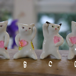 ハート招き猫　『恋愛成就祈願だニャー！』 白磁の可愛い猫の置物 2枚目の画像