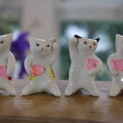 ハート招き猫　『恋愛成就祈願だニャー！』 白磁の可愛い猫の置物 4枚目の画像