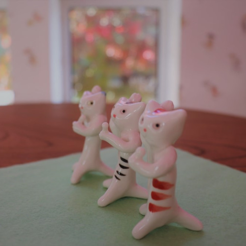 猫の歌手の置物 ピンクレディの「UFO」ポーズ その他置物