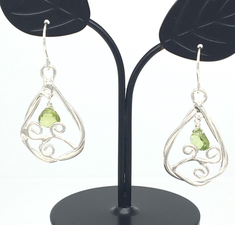つる草のピアス（シルバー925・ペリドット）