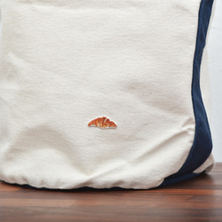 棉質水桶單肩包 [自然色]；帶羊角麵包刺繡 第4張的照片