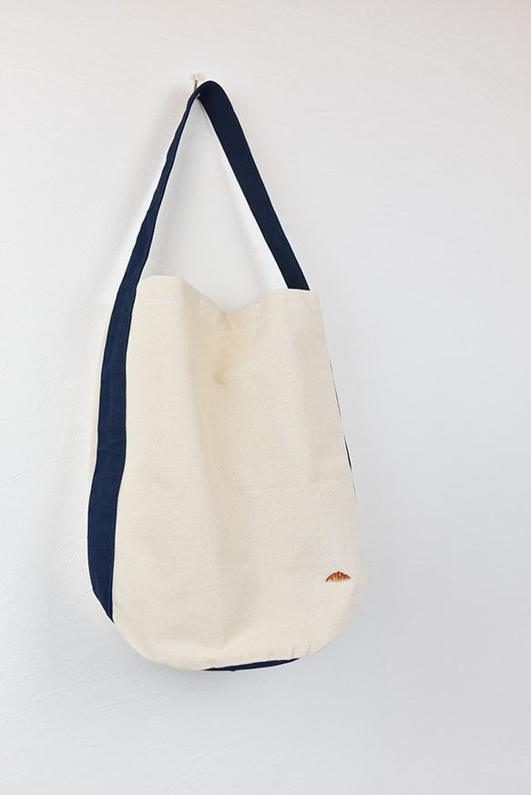 棉質水桶單肩包 [自然色]；帶羊角麵包刺繡 第5張的照片