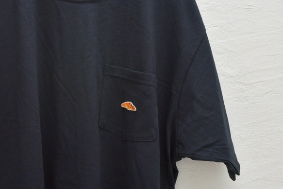 ポケット付きTシャツ【ブラック】；クロワッサン刺繍付き 3枚目の画像