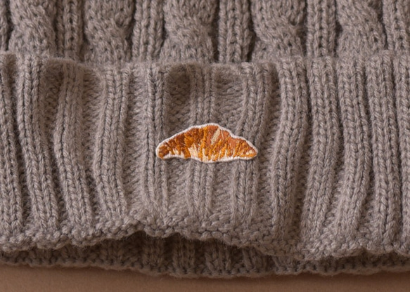 絞花針織帽[淺灰色]；羊角麵包刺繡 第3張的照片