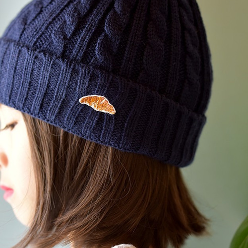 ケーブルニット帽【ネイビー】；クロワッサン刺繍付 ニット帽