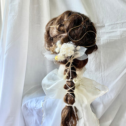 白いプリザーブドフラワーと水引と飾り紐のヘッドドレス／結婚式　成人式　卒業式　和装　振袖　袴　 1枚目の画像