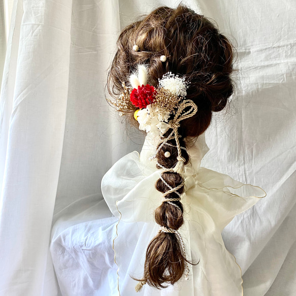 赤のミニマムと飾り紐の髪飾り　／結婚式　成人式　卒業式　和装　振袖　袴　ヘッドドレス　紐アレンジ　パールピン付き 1枚目の画像