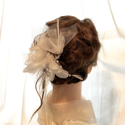 チュールと羽根のヘッドドレス／結婚式　髪飾り 4枚目の画像