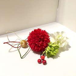 赤いピンポンマムと白い紫陽花の髪飾り 3枚目の画像