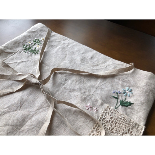 手仕事/手刺繍/エプロン/花刺繍/美しい 手刺繍＊花刺繍入りリネンカフェエプロン /花刺繍/花/ギフト