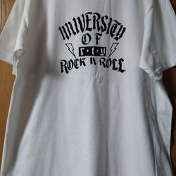 シンプルＴシャツ②《ホワイト》UNIVERSITY OF ROCK N ROLL 1枚目の画像