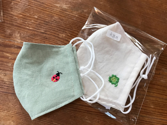 ハーフリネンのワンポイント刺繍マスク 1枚目の画像