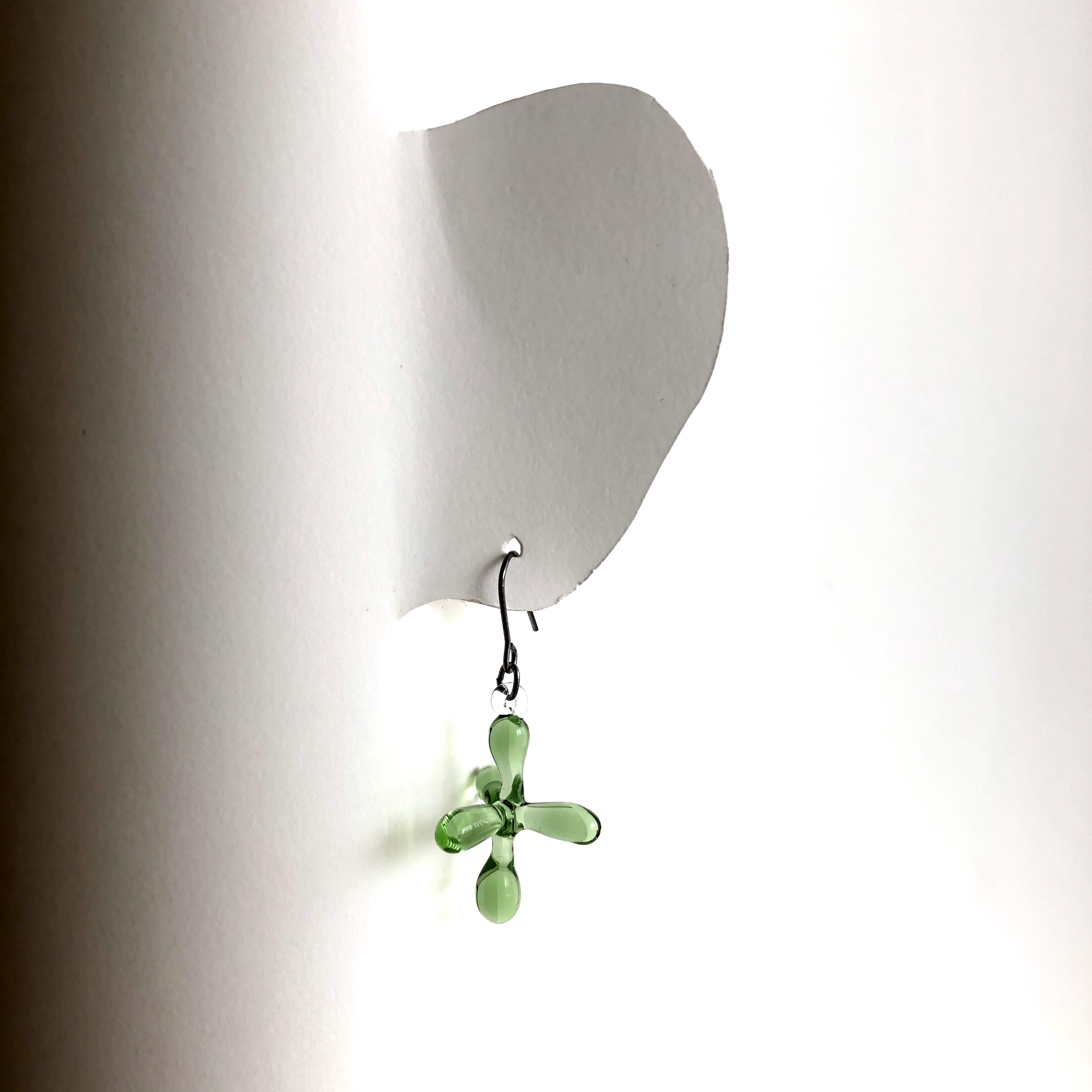 ガラスピアス（イヤリング）イエローグリーン