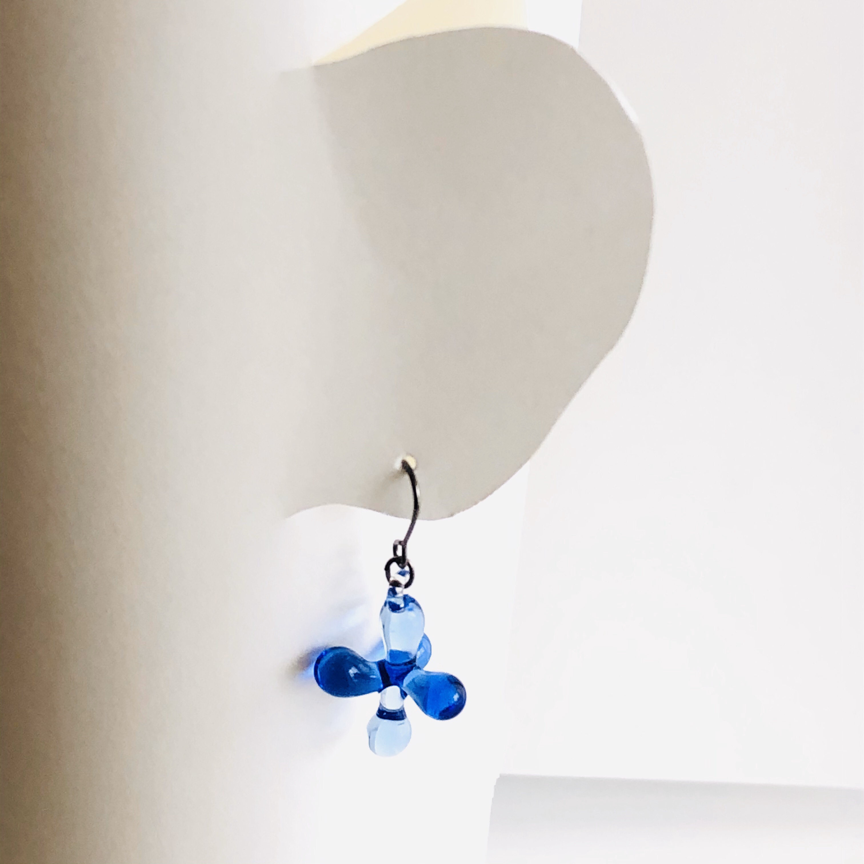 ガラスピアス（イヤリング）ブルー濃淡M