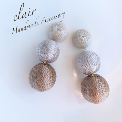NO. 06】綺麗な大人ベージュの3連ボンボンピアス イヤリング ピアス 