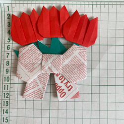 折り紙 チューリップ 花束 3個セット 英字柄リボン 春 壁面飾り 施設 病院 保育園 5枚目の画像