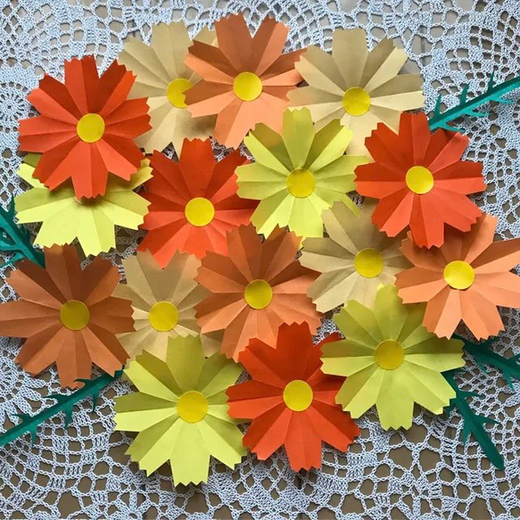 折り紙 秋桜 コスモス 切り紙 オレンジ系 壁面飾り 秋 施設 病院