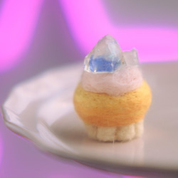 パールブルー（鉱石レジン）羊毛フェルトのミニカップケーキ　キーホルダー 1枚目の画像