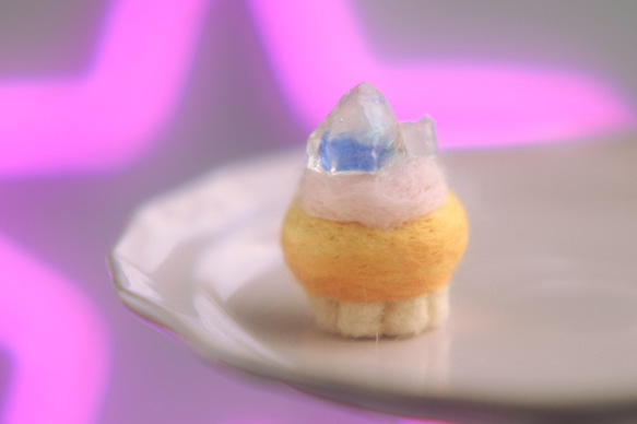 パールブルー（鉱石レジン）羊毛フェルトのミニカップケーキ　キーホルダー 1枚目の画像