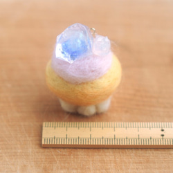 パールブルー（鉱石レジン）羊毛フェルトのミニカップケーキ　キーホルダー 4枚目の画像