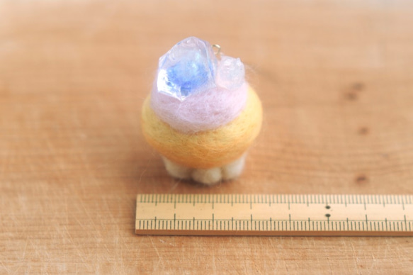 パールブルー（鉱石レジン）羊毛フェルトのミニカップケーキ　キーホルダー 4枚目の画像