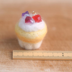 ベリーカラー（鉱石レジン）羊毛フェルトのミニカップケーキ　キーホルダー 5枚目の画像