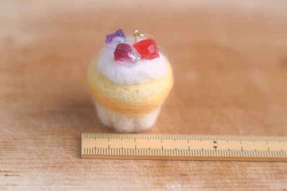 ベリーカラー（鉱石レジン）羊毛フェルトのミニカップケーキ　キーホルダー 5枚目の画像