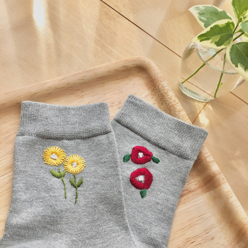 手縫い刺繍＊〜特別なお出かけの日に〜＊左右柄違い靴下(simple グレー