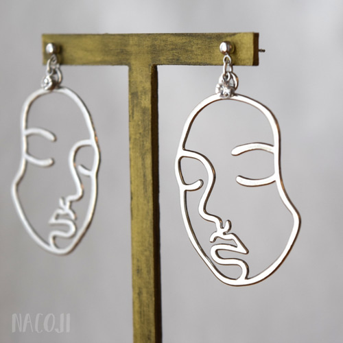 インパクト大♪ひと癖ありのフェイスモチーフピアス ピアス（スタッド  