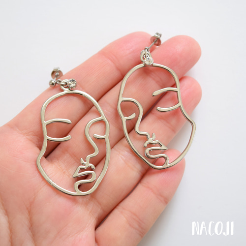 インパクト大♪ひと癖ありのフェイスモチーフピアス ピアス（スタッド  