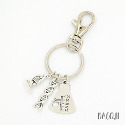 研究者のキーリング　フラスコ・顕微鏡・DNA二重螺旋構造　キーホルダー／バッグチャーム 3枚目の画像