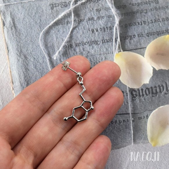 セロトニンピアス（片耳）医療系・理系がグッとくる構造式 5枚目の画像