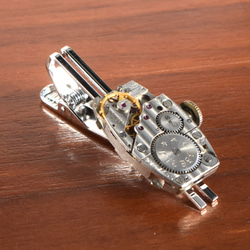 【一点物】時計仕掛けのネクタイピン 長方形　ヴィンテージ時計のムーブメントA 1枚目の画像