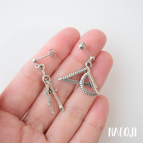 製図ピアス ディバイダと三角定規と分度器 ピアス（スタッド・一粒