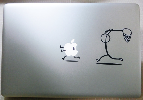 逃げるリンゴ　MAC BOOK PRO 用ステッカー 1枚目の画像