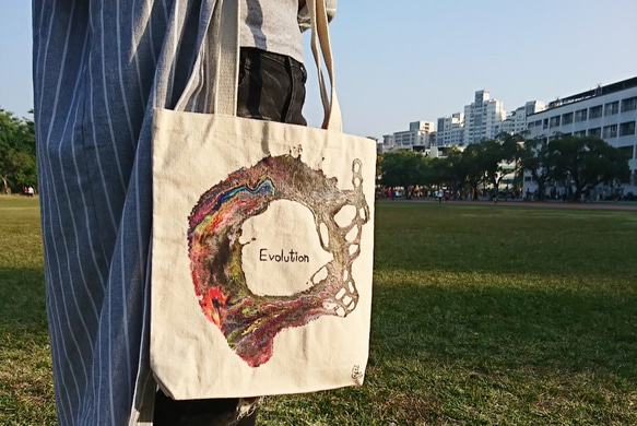 ｜Evolution 進化16｜ 壓克力顏料手繪提袋  Hand Drawn Bag 第9張的照片