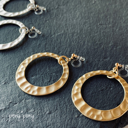 ＊Mat Gold＊メタルリング　　樹脂ノンホールピアス（イヤリング/ピアス） 1枚目の画像