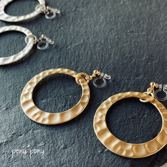 ＊Mat Gold＊メタルリング　　樹脂ノンホールピアス（イヤリング/ピアス） 1枚目の画像