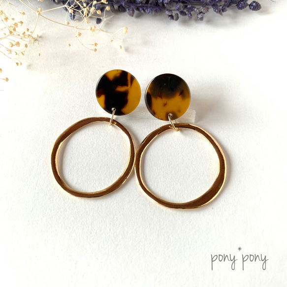 べっ甲プレート×大きめメタルリング　樹脂ノンホールピアス（イヤリング/ピアス） 1枚目の画像