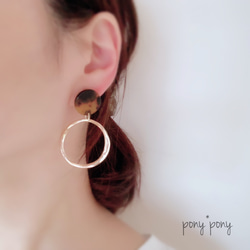 べっ甲プレート×大きめメタルリング　樹脂ノンホールピアス（イヤリング/ピアス） 2枚目の画像