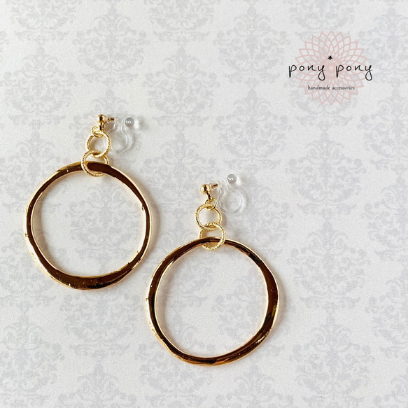 大きめゴールドメタルリング　樹脂ノンホールピアス（イヤリング/ピアス） 1枚目の画像