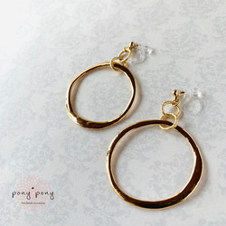 大きめゴールドメタルリング　樹脂ノンホールピアス（イヤリング/ピアス） 2枚目の画像