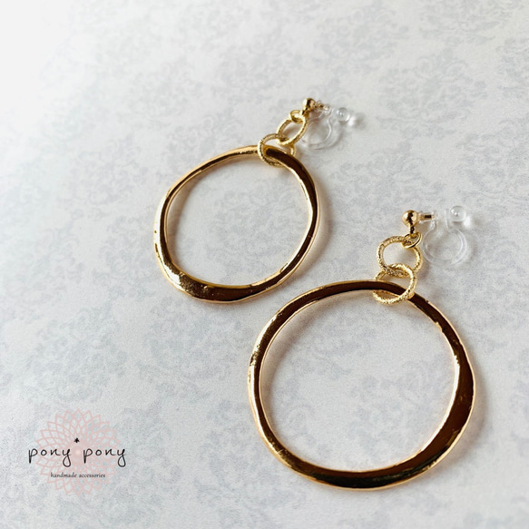 大きめゴールドメタルリング　樹脂ノンホールピアス（イヤリング/ピアス） 2枚目の画像