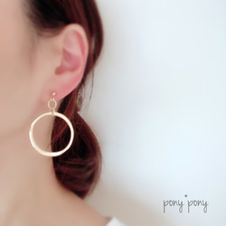 大きめゴールドメタルリング　樹脂ノンホールピアス（イヤリング/ピアス） 3枚目の画像