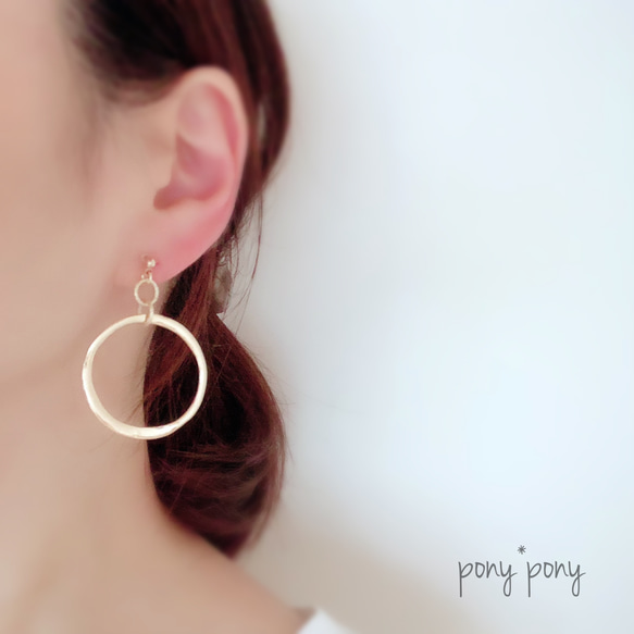 大きめゴールドメタルリング　樹脂ノンホールピアス（イヤリング/ピアス） 3枚目の画像