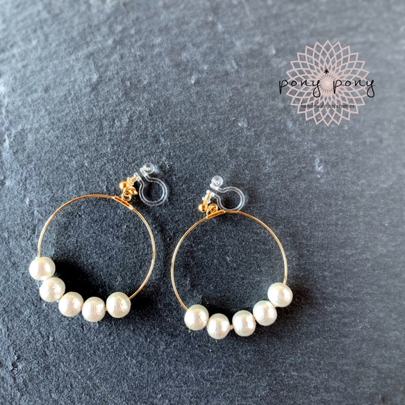 コットンパール×大きめフープ　樹脂ノンホールピアス（イヤリング/ピアス） 1枚目の画像