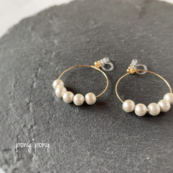 コットンパール×大きめフープ　樹脂ノンホールピアス（イヤリング/ピアス） 2枚目の画像