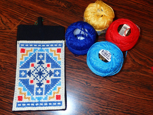 パレスチナ刺繍の青い幾何学模様のパスケース 2枚目の画像